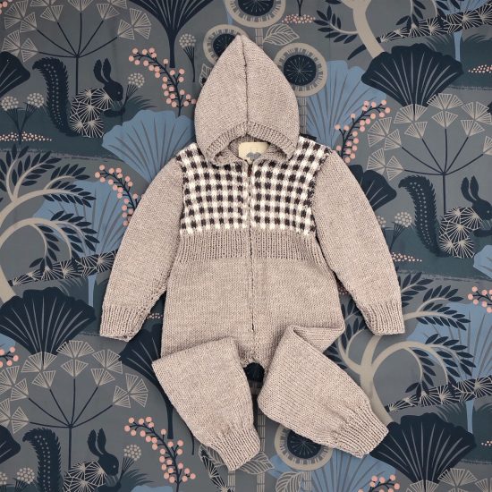 baby knit jumpsuit OZZY, meriono wool, hand made in Austria, VAN BEREN, vintage style inspired knits, high quality, eco-friendly clothing, conscious, baby present, baby shower, baby belly party, hand knitted, fair fashion, sustainable kids wear, babyknits, vintagestyle,