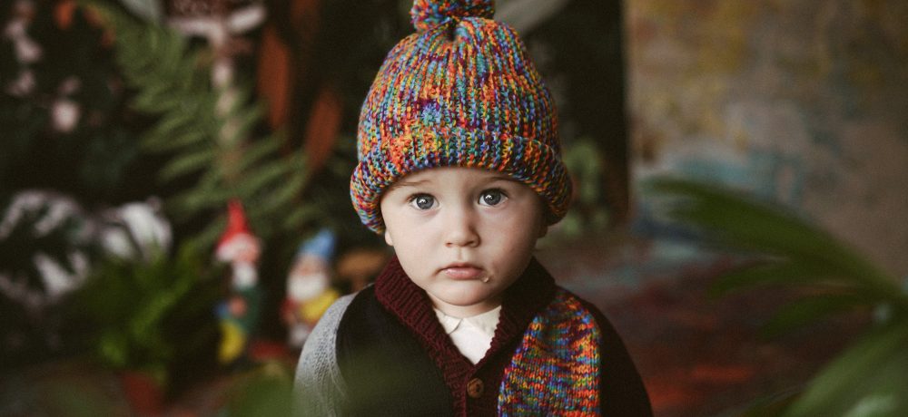 Knit bonnet KNOX in HAPPY CONFETTI handknitted of virgin merino wool VAN BEREN