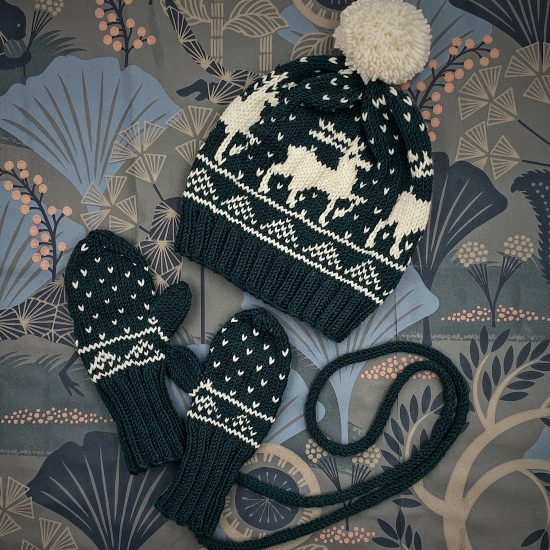 Van Beren set of bonnet and mittens RUDOLF handmade of merino wool