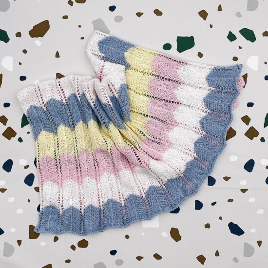 Crochet blanket AMAN in colorblocking zigzag pattern handmade of Van Beren Organic Cotton Yarn for baby girls in Austria